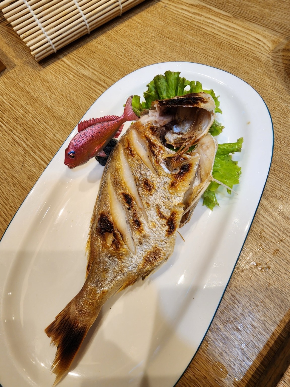 오로섬에서 촬영한 통생선구이 접시