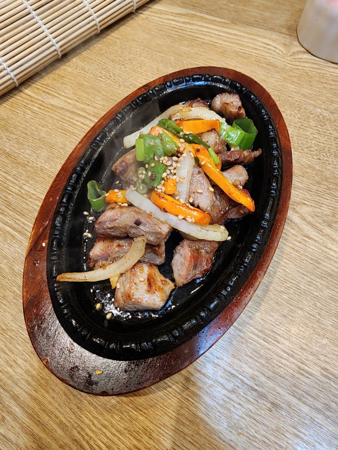 채소와 함께 철판에 담긴 오로섬 흑돼지 요리