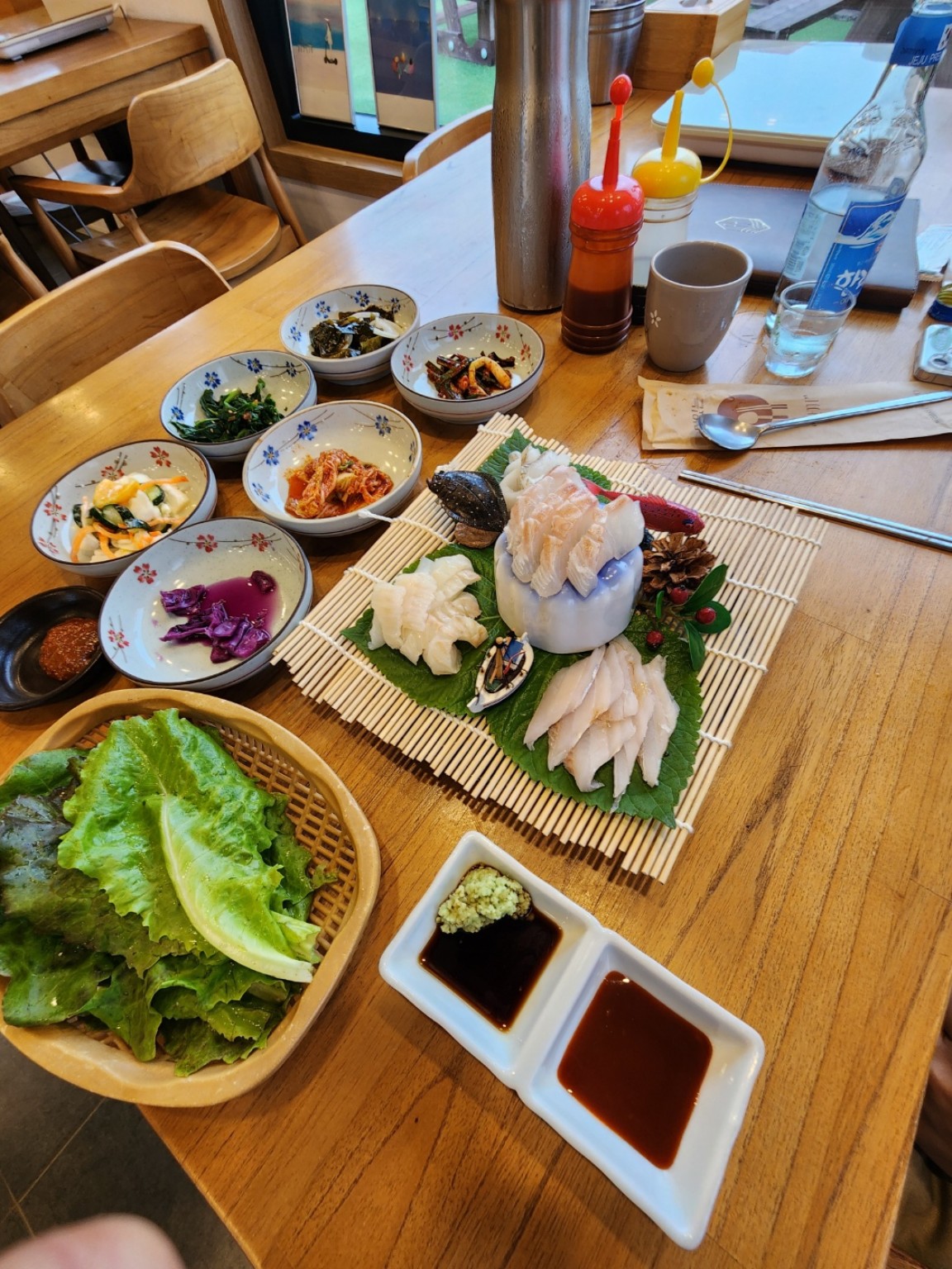 오로섬에서 촬영한 해산물 회와 반찬이 놓인 식탁