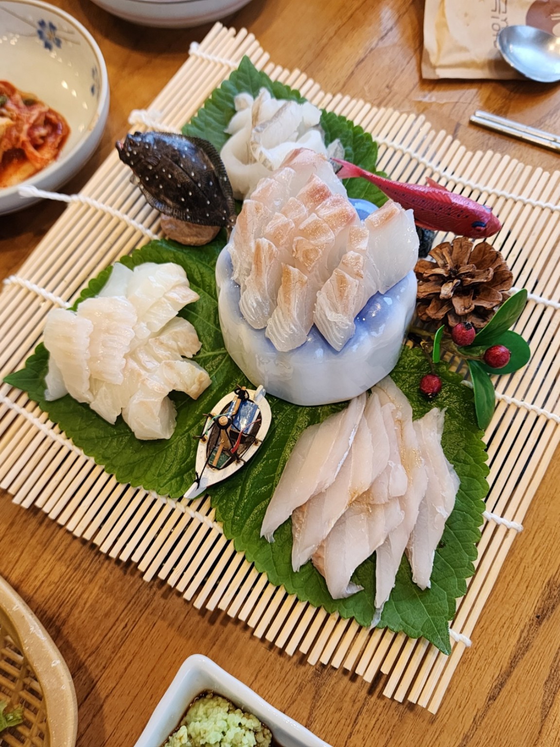 오로섬의 여러 종류 흰살생선 회가 차려진 접시