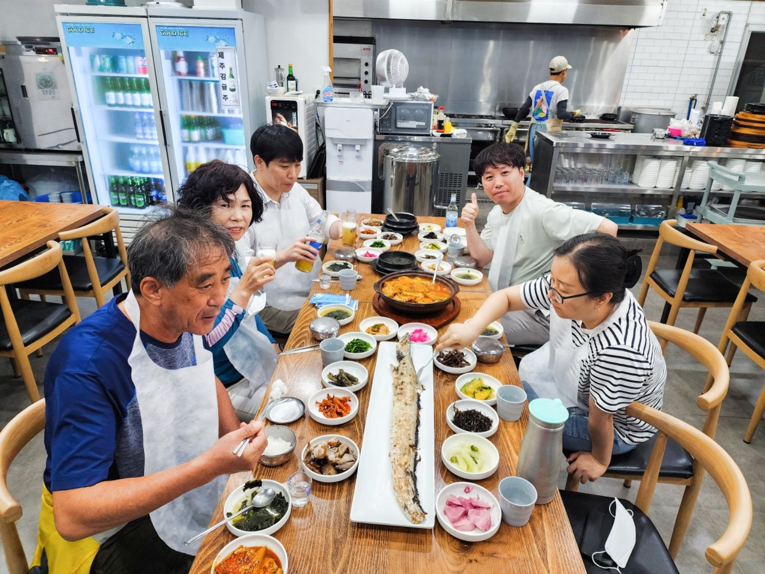갈치구이와 조림을 함께 나누는 태랑의 손님들