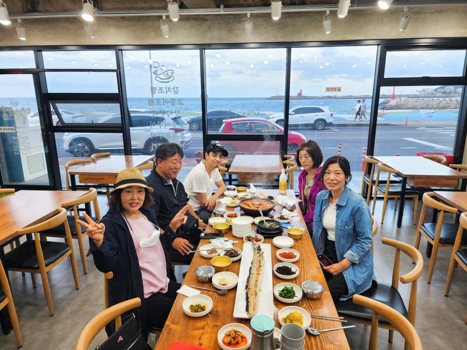태랑 식탁과 창밖으로 보이는 이호테우 바다와 말등대