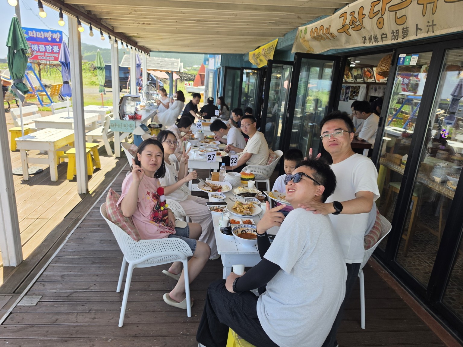 띠띠빵빵 야외 테라스에서 여행객들이 식사하는 장면