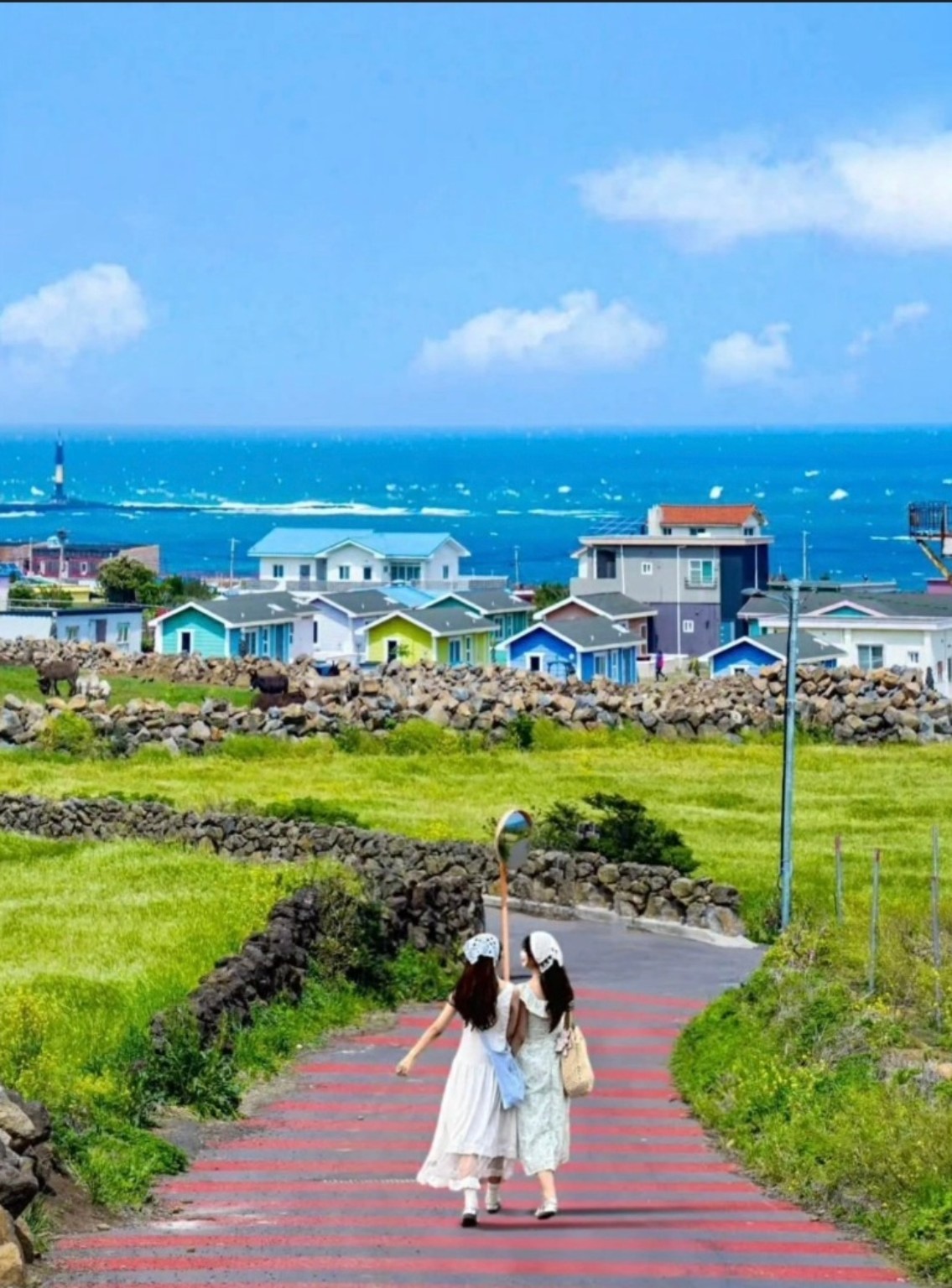 돌담 사이로 바다가 보이는 우도의 산책길