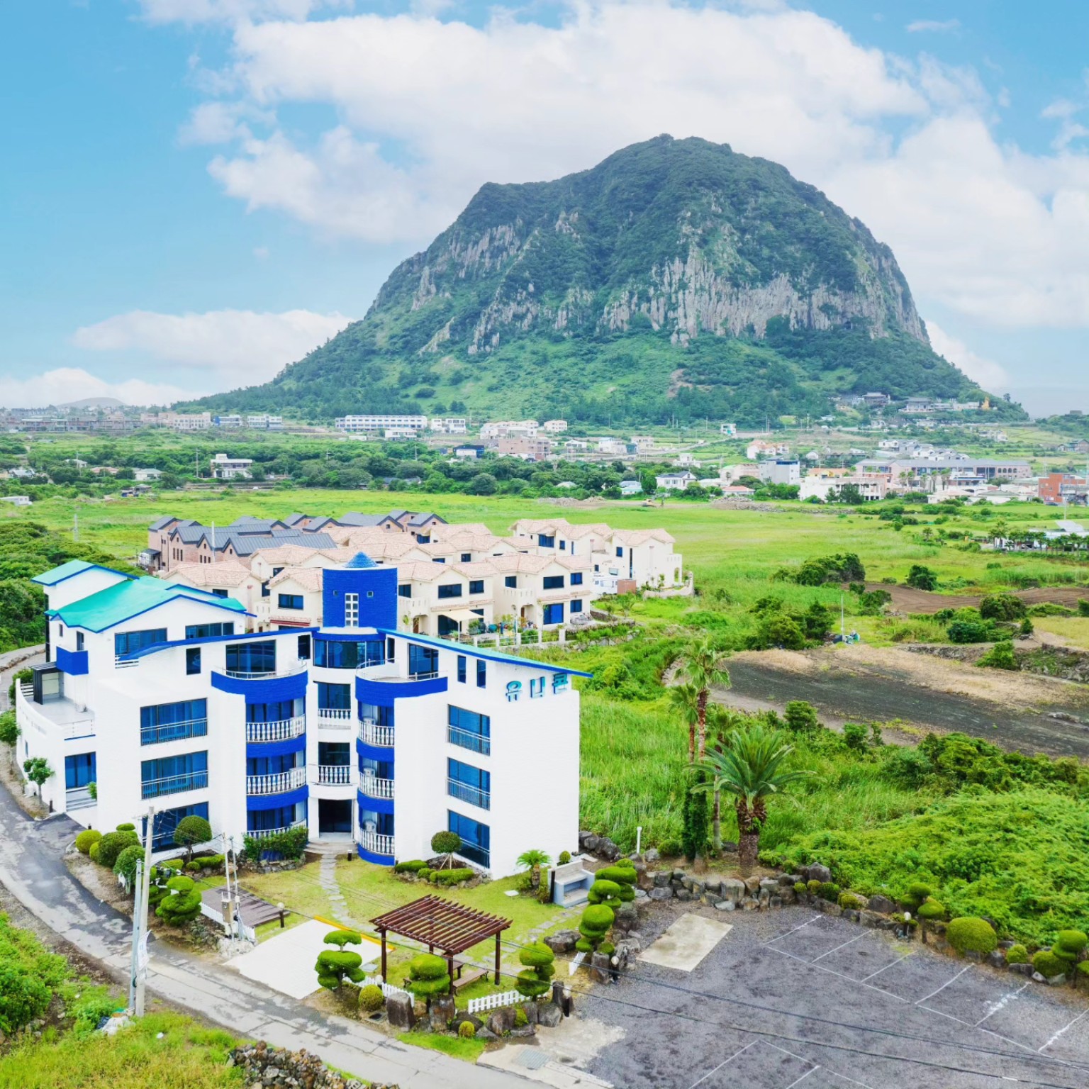 제주 산방산 바로 아래 유니콘펜션 건물과 주변 풍경